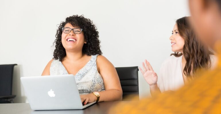 Foto de Christina Morillo: https://www.pexels.com/es-es/foto/mujer-con-vestido-blanco-frente-a-macbook-plateado-1181743/