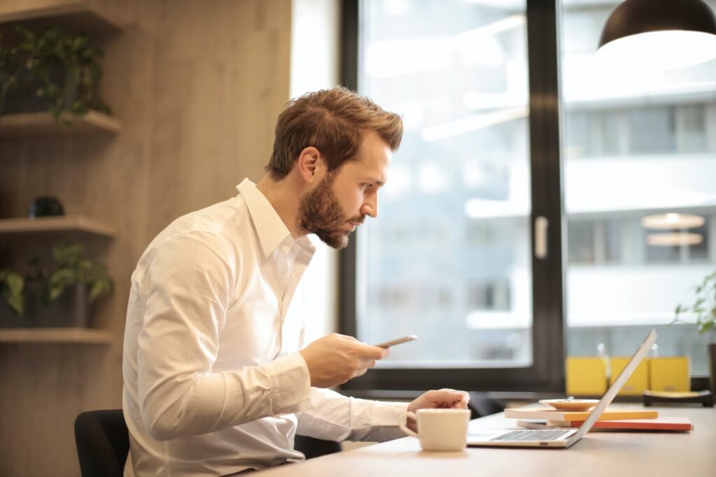 Foto de Andrea Piacquadio: https://www.pexels.com/es-es/foto/hombre-de-camisa-de-vestir-blanca-926390/