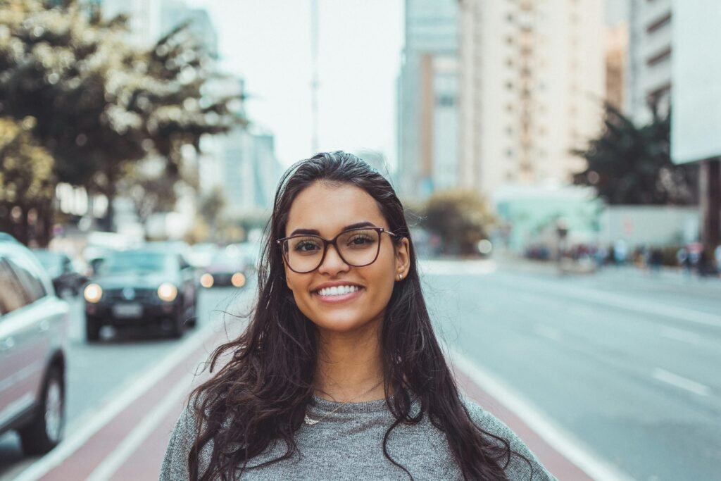 Foto de Daniel Xavier: https://www.pexels.com/es-es/foto/mujer-llevando-lentes-negros-1239291/