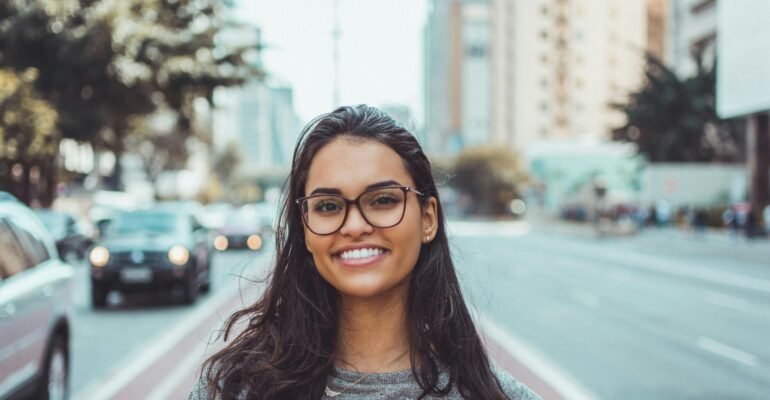 Foto de Daniel Xavier: https://www.pexels.com/es-es/foto/mujer-llevando-lentes-negros-1239291/